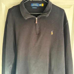 Svart half zip tröja Polo Ralph Lauren  - Säljer en skön Ralph lauren half zip tröja. Säljer då den var för stor för mig. Inga defekter finns på tröjan. Skick 8,5/10 andvänt få tal gånger. Ny pris ca 1400 säljer för endast 499 pris går självklart att diskutera. Hör av er om minsta fundering🙌🏻
