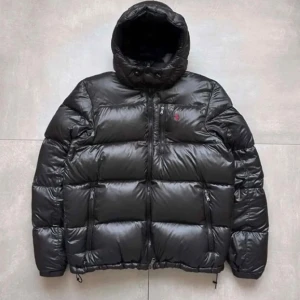 Svart dunjacka från Polo Ralph Lauren - Tjena! Säljer denna svarta dunjackan från Ralph lauren. Den är i nyskick och använt väldigt sällan. Väldigt varm och clean look. Äkta naturligtvis😌 Hör gärna av er vid minsta fundering❗️