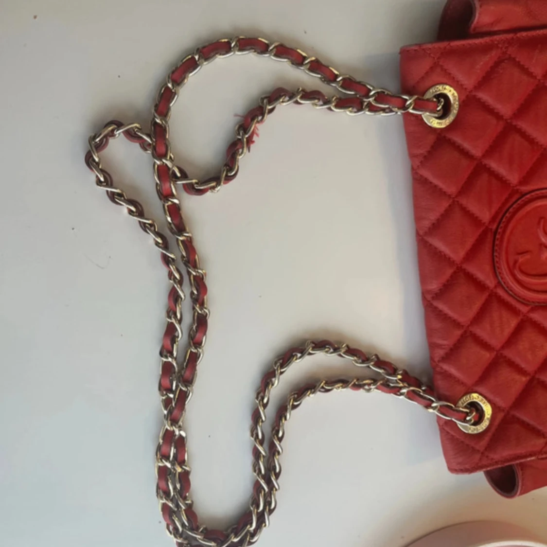 Röd quiltad axelväska från Guess - 4