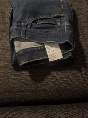 Mörkblå skinny jeans från Tiger of Sweden - Snygga mörkblå jeans från Tiger of Sweden med klassisk femficksdesign och smal passform. Jeansen har normal midja och är tillverkade i mjukt jeansmaterial med stretch för extra komfort. Perfekta för dig som gillar stilrena och tajta jeans. Helt perfekt skick säljer pågrund av att dem är för små, har aldrig använt dem