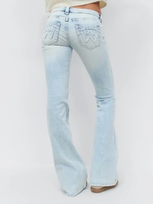Ljusblå bootcut jeans från Gina Tricot - Säljer ett par ljusblå bootcut jeans från Gina Tricot. Har aldrig använt dom. Etiketten är kvar och den är i storlek L! 🩷🩷