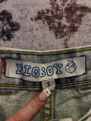 Baggy jeans  - Säljer ett par ljusblå baggy jeans från BIGBOY. Smutsiga och är trasiga där Nere.