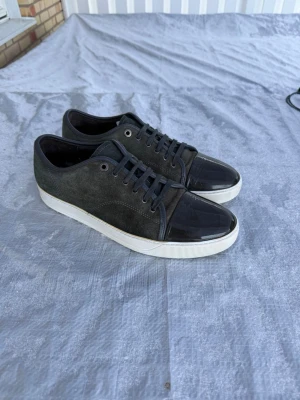 Lanvin - Hej! Säljer dessa gråa/ish grön lanvin skor | är i bra skick se bilder | storlek eu 44 uk 10 | bara skor medföljer | pris går att diskutera vid snabb affär | obs sulkräm har använts | 