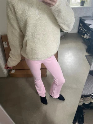 Vit Teddy jacka - Säljer en vit/beige teddy Jacka, materialet är mjukt och skönt 