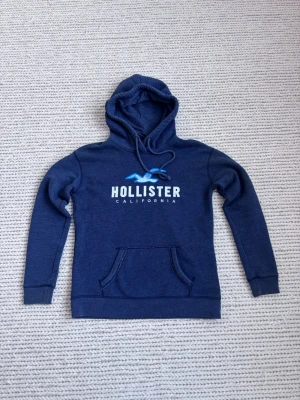 Hollister Hoodie  - Snygg Hoodie från Hollister med cleant tryck | Inprincip nyskick sparsamt använd | Storlek S | Färg mörkblå/marinblå | Hör av dig vid vidare frågor😁