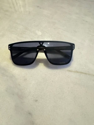 Svarta LV solglassögon med kryss - Snygga oanvända LV solglasögon svarta