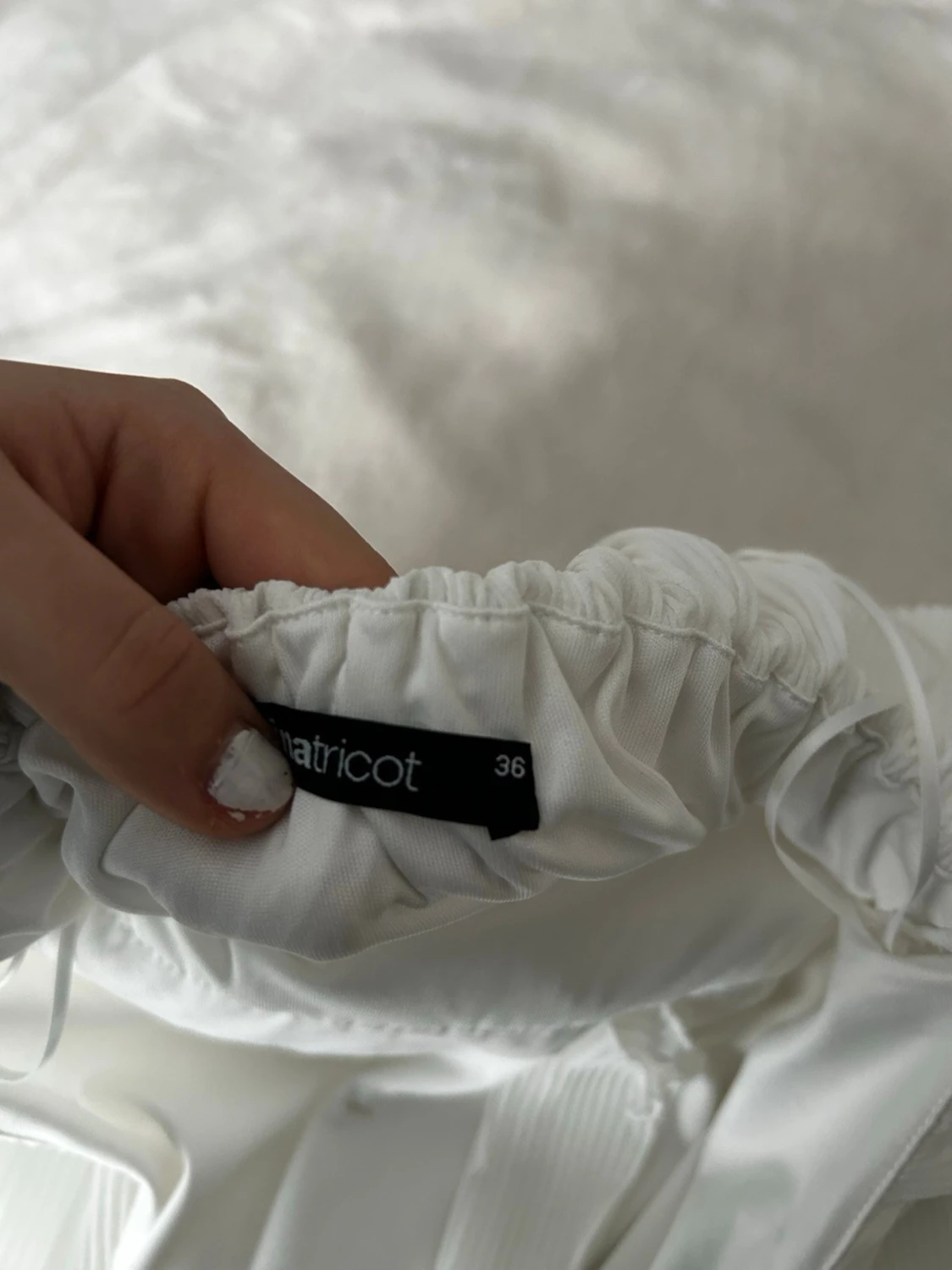 Vit volangklänning med öppen rygg - 3