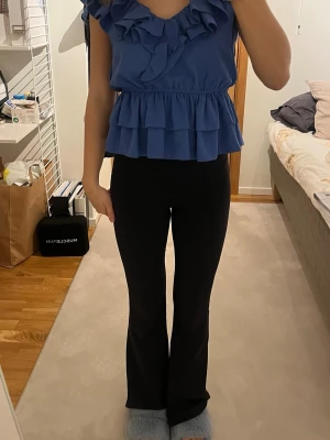 Blå volang blus från H&M - Säljer denna blåa volang blus i storlek S från H&M🩷bra skick och finns ej i deras sortiment 