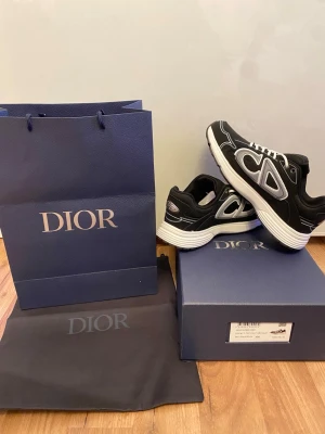Svarta Dior b30 - Säljer ett par Dior B30 sneakers i svart. Väldigt populär modell med sportig och modern design som funkar till det mesta.  • Storlek: 44 • Färg: Svart • Skick: Mycket fint skick • Äkthet: 100 % original • Tillbehör: Box & dustbag ingår