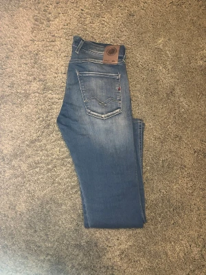 Replay Anbass W28 L32 - Säljer ett par feta Replay Anbass i fint skick. Kom PM för fler bilder eller funderingar! Priset går att diskuteras.