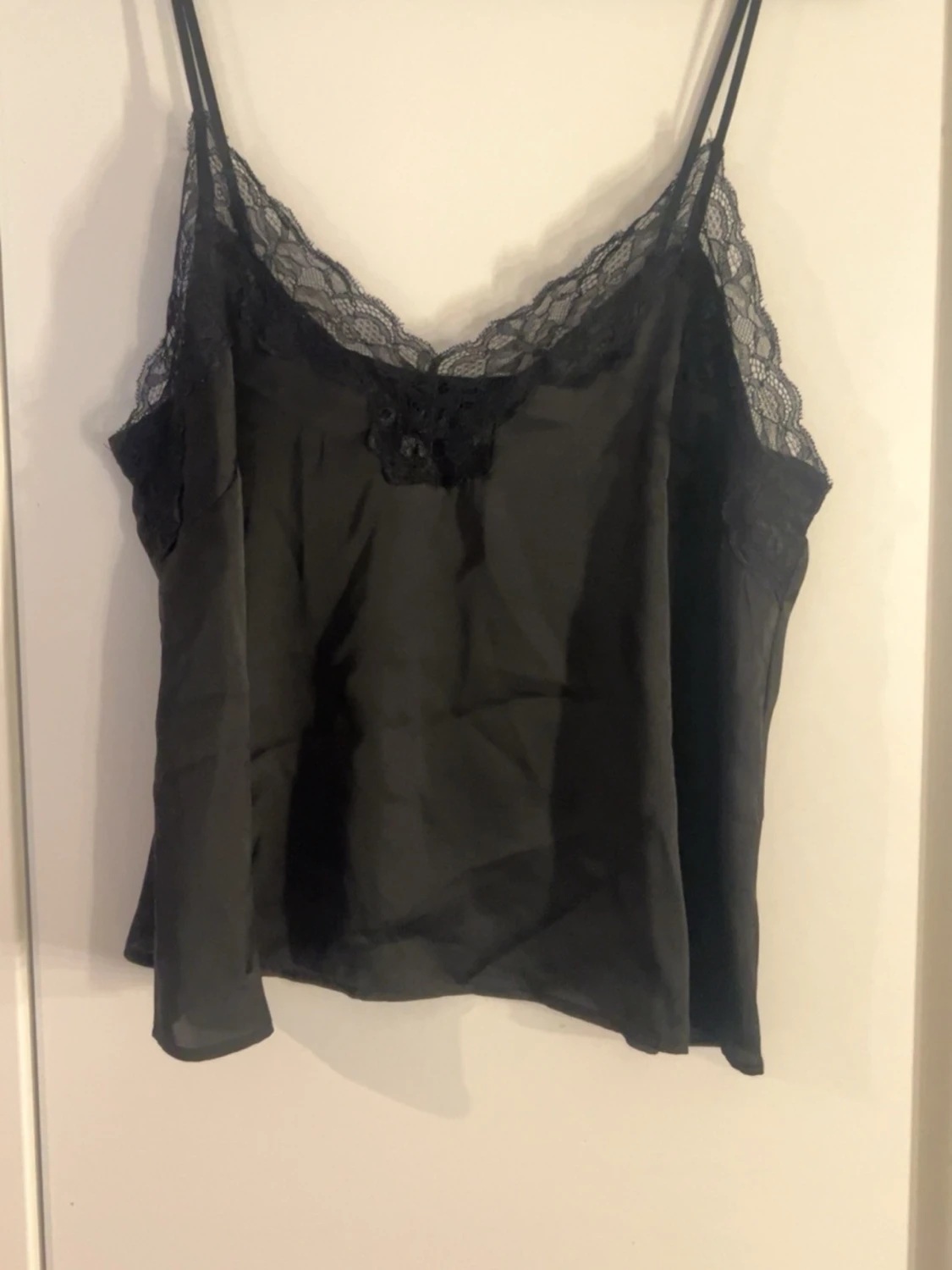 Svart spetslinne med tunna axelband