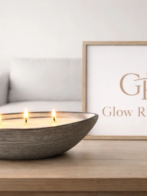 Stor doftljus i grå båt  - Säljer ett stort doftljus med tre vekar i en oval, grå båtskål. Ljuset har en stilren och modern design som passar perfekt som inredningsdetalj. 