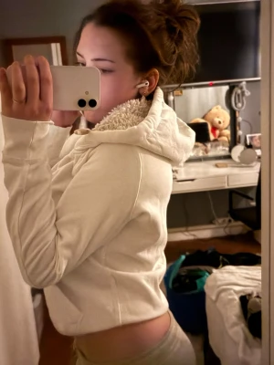 Vit hoodie med mysig fuskpäls i huvan - Säljer fin fodrad hoodie. Storlek L men passar mig som har S! Tvättad men fint skick. Jag är öppen för diskutering av pris!