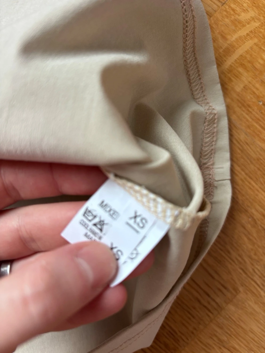 Beige ärmlös kortklänning med knyt - 5