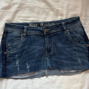 Jeans kjol - Jeans kjol, midjemått rakt över: 39 cm. Hör av er vid frågor💕 s/m. Inga defekter vad vi sett.