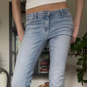 Ljusblå bootcut jeans med låg midja - Såå fina bootcut jeans från ONLY❤️❤️ Endast används fåtal gånger och i väldigt bra skick,  Skriv vid frågor!❤️ Midjemått: 35-36 Innerbenslängden: 81-82 Du ser även måtten på det två sista bilderna!