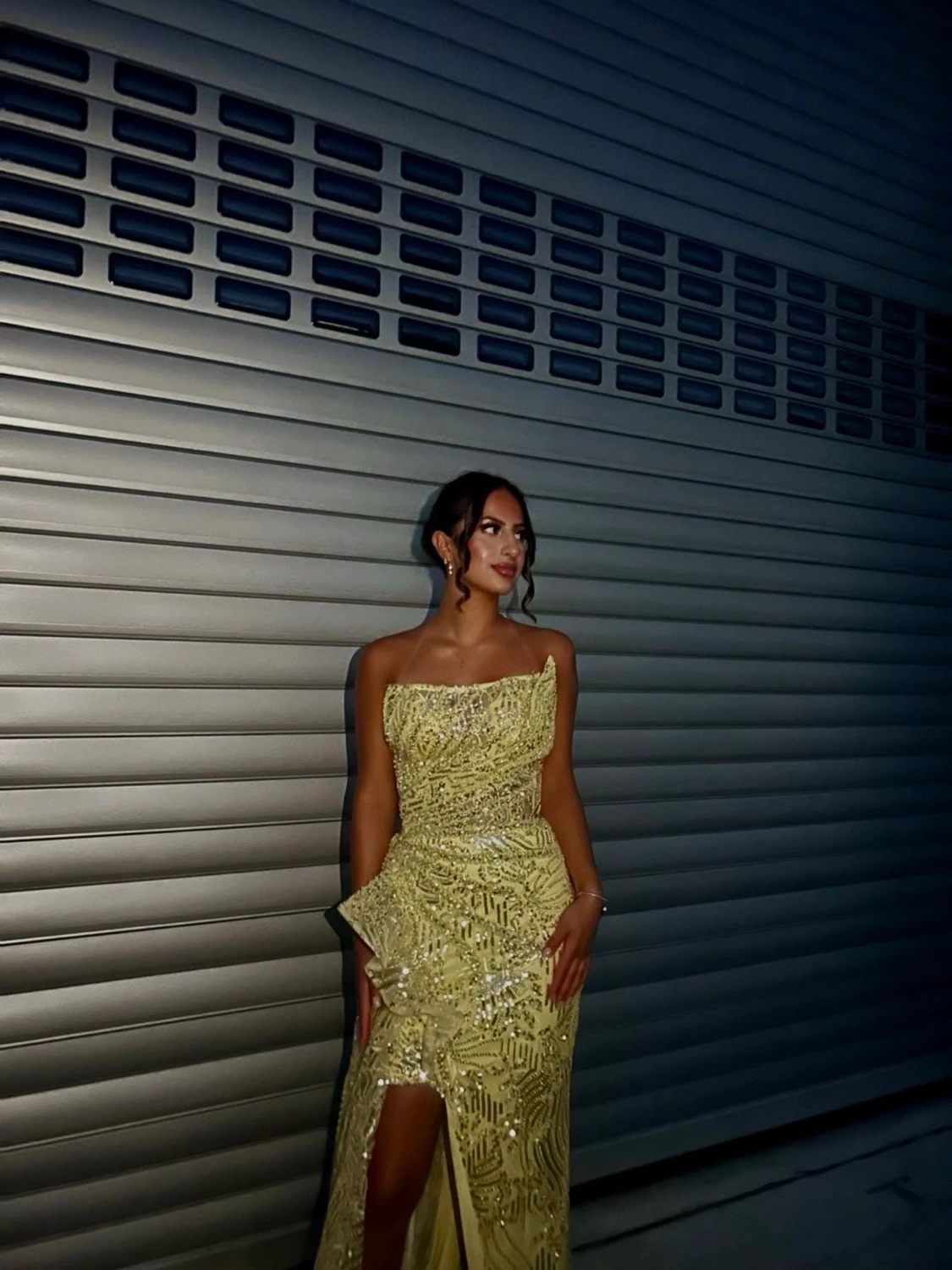 Ljusgul långklänning med paljetter