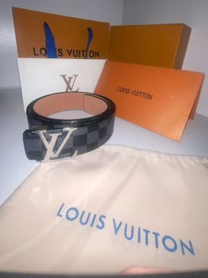 Herr bälte  - Hej säljer mitt bälte med randig aktig grå svarta kubbar. Fick i present gillade den super mycket men den var för liten 