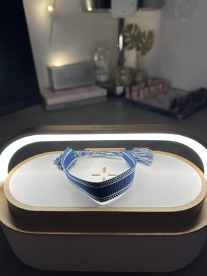 Blå vit armband  - Tja säljer helt nya armband från Bältgallerian. Dem alla är i strechigt material men kan inte streckas ut för långt. Dem passar från 10 år plus. Vid köp av flera blir priset billigare och om du gillar så finns det flera att välja mellan. Säljer både knäcki och vanlig pärlarmband Samt bälten.