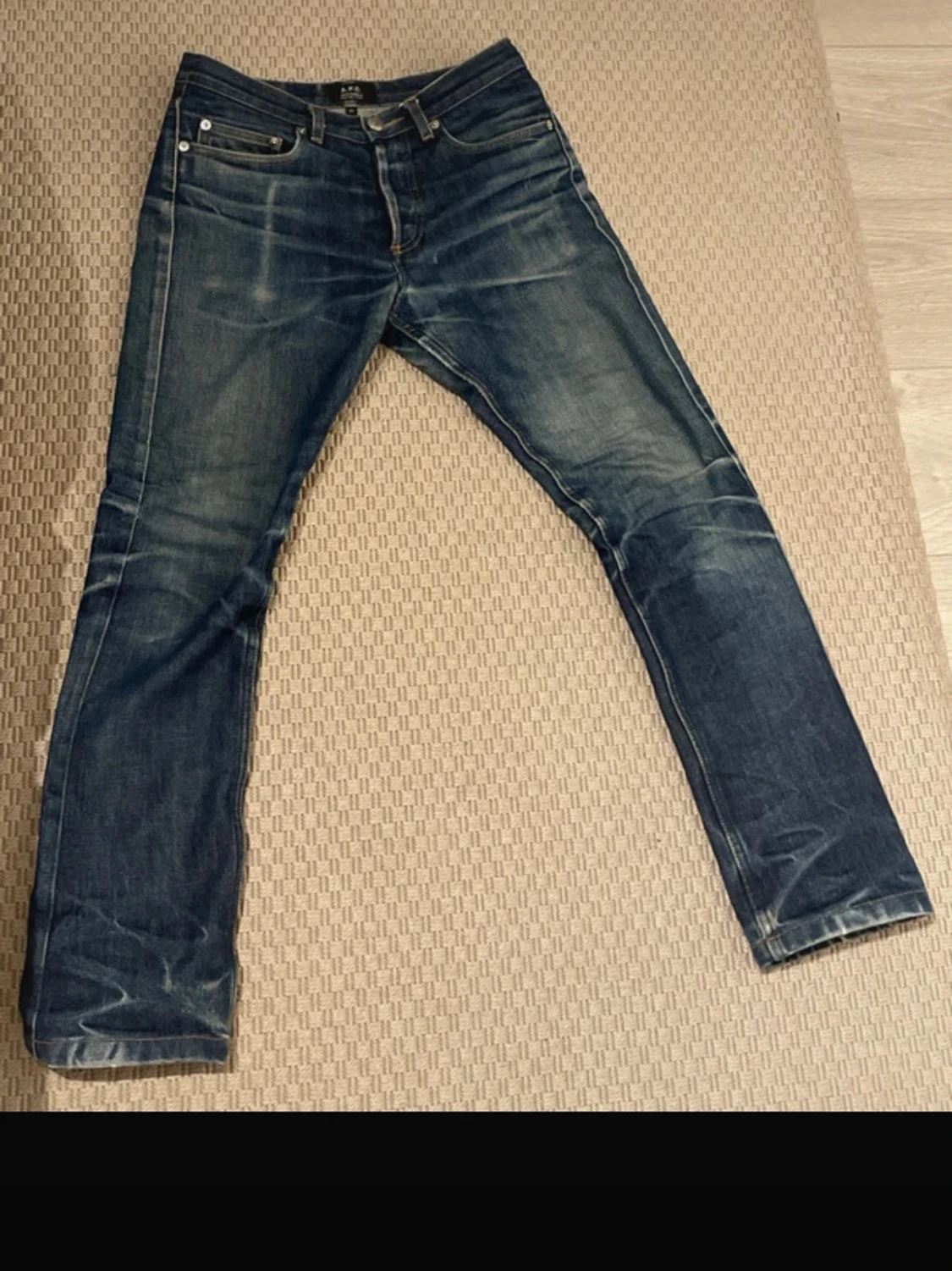 Mörkblå slim fit jeans med slitningar