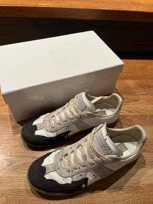Maison Margiela Gats - Säljer nu mina riktigt feta Maison Margiela Gats som är rätt så nya. Riktigt sköna och funkar till allt. Hör av er om det är något ni undrar!✅
