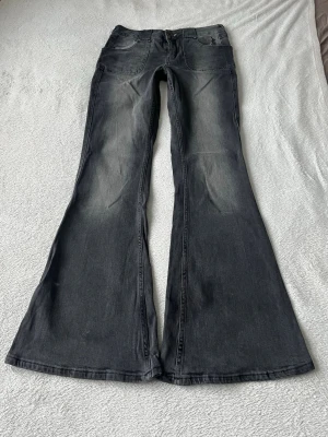 Grå jeans med söta fickor  - Passar bra på mig som har storlek M. Innerbensländen är 79cm och midjemåttet 38cm. Inga defekter, vid fler bilder/frågor skriv 💕