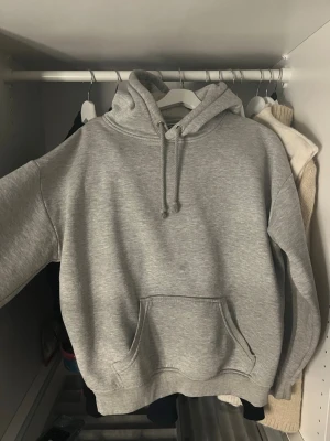 Bikbok Hoodie - Grå hoodie från BikBok, knappt använd och har inga defekter och är i jättebra skick. Storlek S men sitter som XS