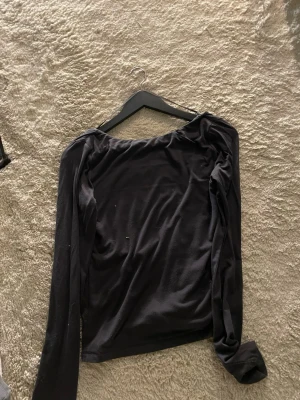 Gina tricot långärmad tröja  - En grå långärmad topp med djup öppen rygg, tröjan har tyvärr blivit lite solblekt men är absolut inget som syns utan direkt sol ljus eller blixt. I överigt är den i fint skick och är tröjan är ifrån kollektionen soft touch ☁️