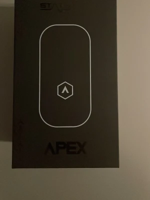 Svart pulsmätare STATSports Apex - Pulsmätare från STATSports, modell Apex. Enheten är svart med en stilren, avlång form och har en logotyp på framsidan. Levereras i originalförpackning. Perfekt för dig som vill hålla koll på din träning och aktivitet. Främst använd inom fotboll och används ev flera proffesionella klubbar runt om i världen. Väldigt bra för att se hur din träning gå och vad man ska fokusera på etc. Hjälper till mycket inom din träning. Har bara tagits ut ur lådan så den är helt sprillans ny.