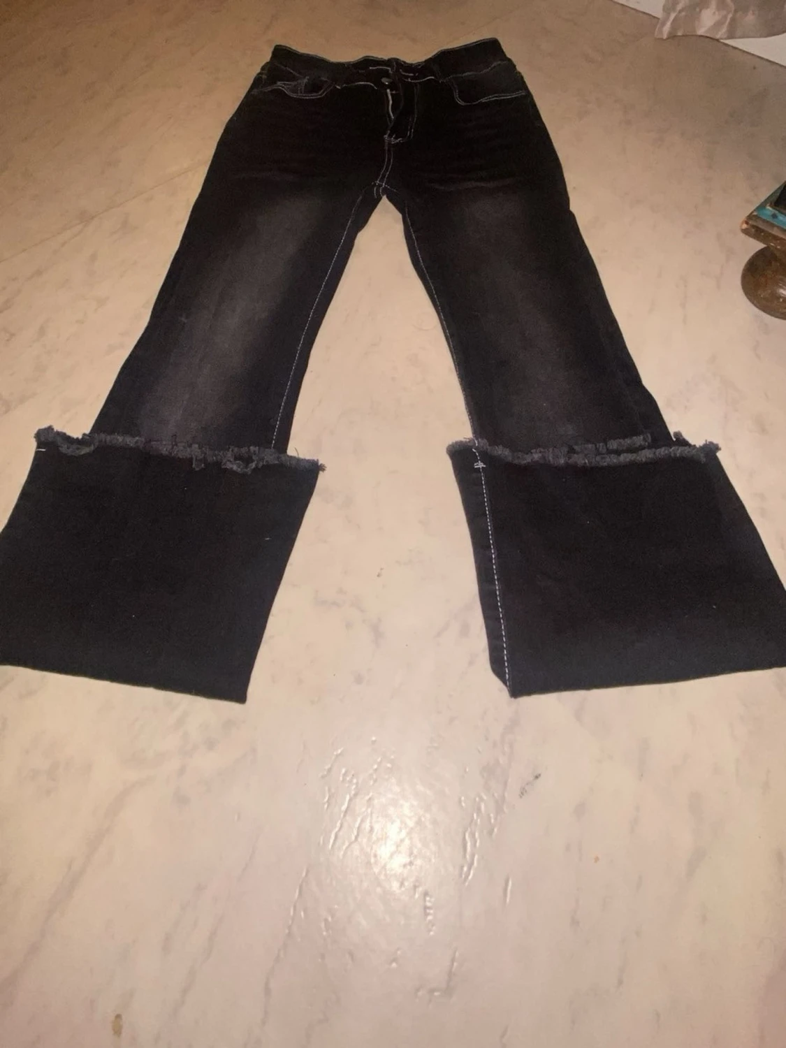 Svarta jeans med råa kanter