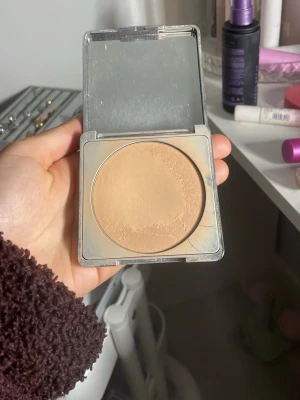 CAIA puder i färgen ~Honey~ - Puder från CAIA i en fyrkantig, silverfärgad kompakt med spegel. Pudret har en varm, ljusbrun nyans som ger en fräsch glow till ansiktet. Använd några gånger, ny pris 395 säljer för 300. alldeles för mörk för mitt bleka ansikte