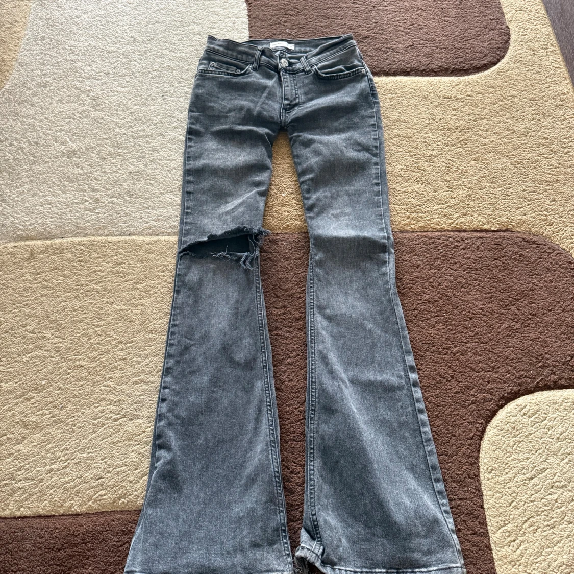 Grå bootcut jeans med slitning - 2