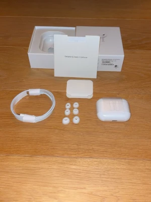 AirPods Pro - Säljer dessa 1:1 AirPods för ett dunderpris🔥 Allt på bilderna medföljer, vikt och allt sånnt är rätt👏 Tveka inte på att höra av er vid funderingar, mer bilder etc🤗 MVH Fonté