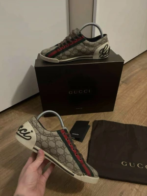 Gucci sneakers  - Snygga sneakers från Gucci med klassiskt GG-monogram i beige och brunt. Skorna är i storlek 41,5 men passar även 42. Skick 7/10, box och tillbehör medföljer ✅ 