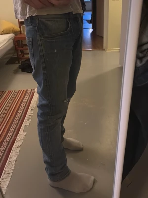 NN.07 slim fit selvedged jeans - Priset är självklart förhandlingsbart, skicka ett meddelande innan köp! W30-L32. Ett par goa faded selvedged jeans från NN.07. Ett mindre hål på vänsterknä sen är resten av slitningarna fabriksgjorda. Säljer då dem inte får den kärleken dem förtjänar! Använda 5-6 gånger. 