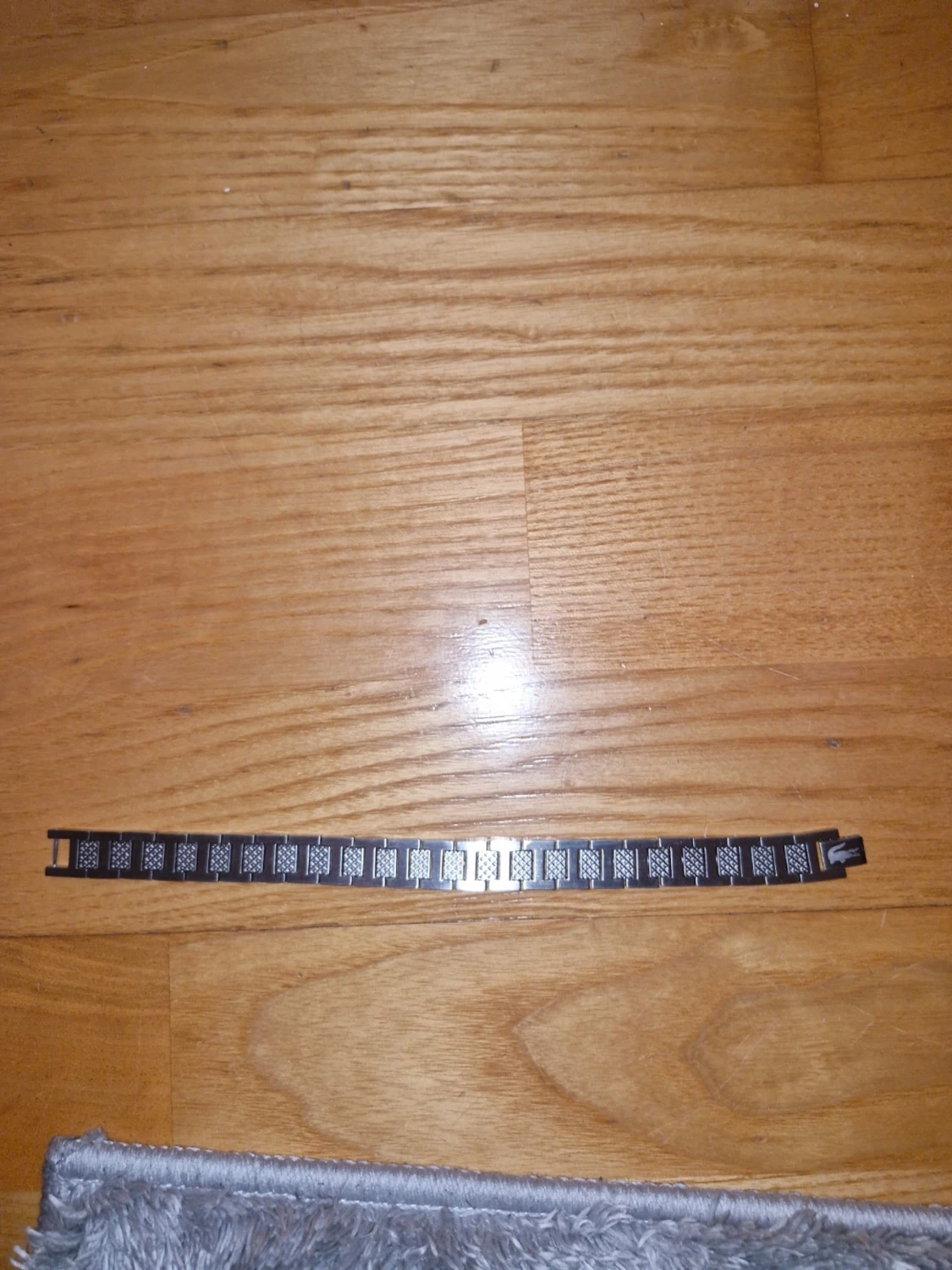 Silverfärgat armband från Lacoste