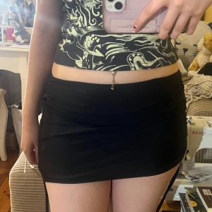 Svart minikjol med snörning shein  - En svart minikjol med snörning i sidorna för att göra den längre/kortare, från Shein. Väldigt stretchigt material💛 Storlek S