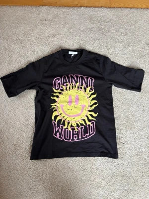 Svart Ganni t-shirt med soltryck - Svart t-shirt från Ganni.