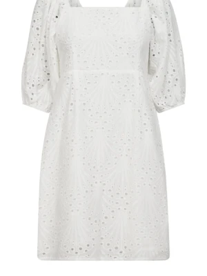 Vit kortklänning med puffärm och rosett - Superfin vit kort klänning med broderade detaljer, puffärmar och stor rosett i ryggen. Klänningen har fyrkantig ringning och är perfekt för sommarens alla tillfällen samt studenten. Tillverkad i bomull för en luftig känsla.