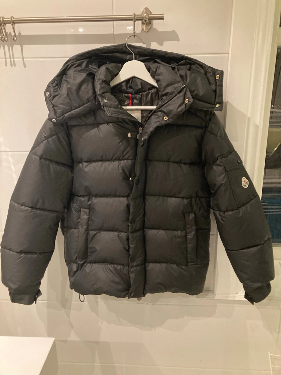 Svart Moncler pufferjacka med dragkedja