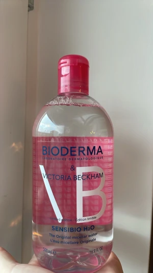 Bioderma x Victoria Beckham micellärvatten - Helt oöppnad. Värd 219kr                                  Limited edition Bioderma Sensibio H2O micellärvatten i samarbete med Victoria Beckham. Flaskan är genomskinlig med rosa detaljer och rymmer 500 ml. Perfekt för sophrengöring och makeupborttagning. 