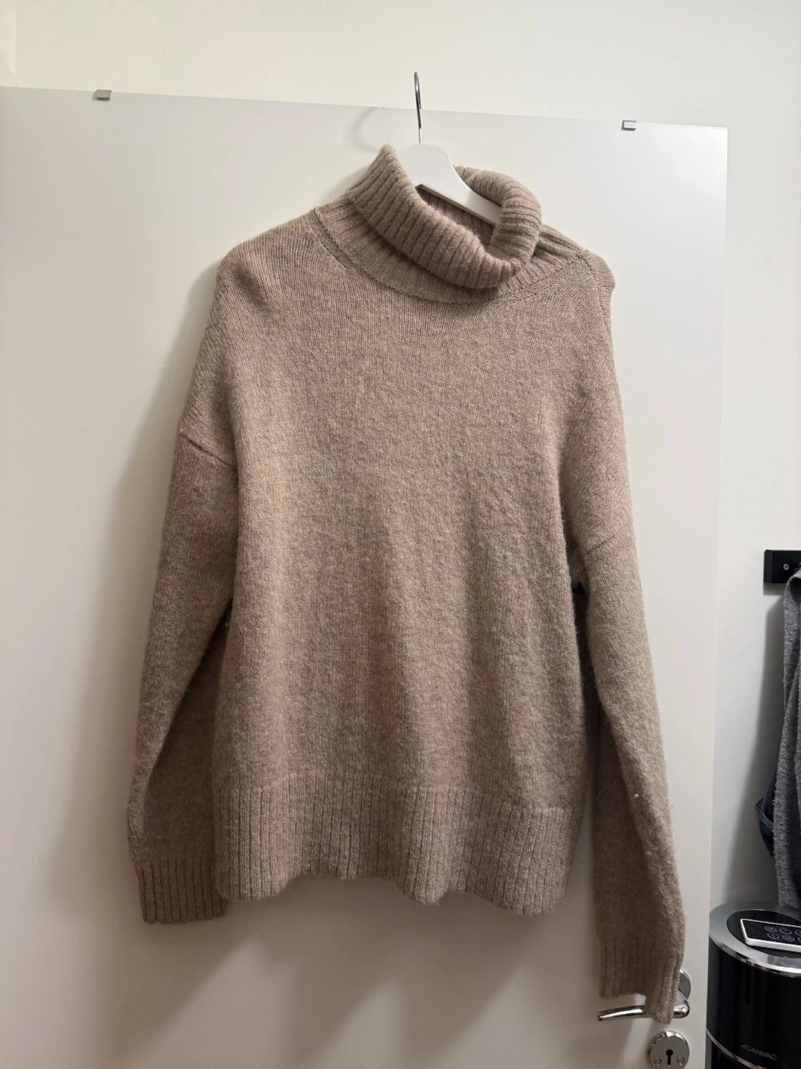 Beige polotröja i mjuk stickad kvalitet