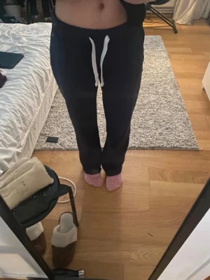 Russemearch byxor😇 - Säljer ett par mörkblåa mjukisbyxor från russemearch i stl S. 🙏😇 Andvönda men bra skick!😙 Pris kan diskuteras!!