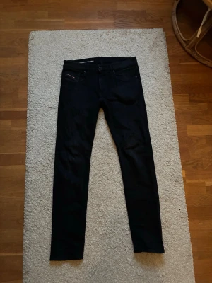 Svarta slim jeans från Diesel - Säljer ett par svarta slim fit jeans från Diesel använt fåtal gånger. Stolek W30 L32.  Jeansen är i stretchigt denimtyg som sitter snyggt och bekvämt.  Hör av dig vid frågor!!