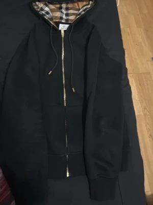 Svart Burberry hoodie med dragkedja - Snygg svart hoodie riktigt bra skick, säljer den på grund av storleken för att den inte passar mig