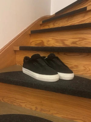 Axel Arigatos 360 Laceless - Stilrena Axel Arigato 360 laceless som har slutat tillverkas. De har använts väldigt bra och behållt fräscheten. Är öppen för att disskutera kring priset