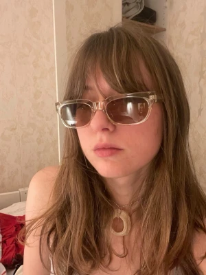 Transparenta solglasögon med bruna glas - Snygga solglasögon med transparent båge och bruna, lätt tonade glas. Rektangulär form. Lätta och bekväma att bära hela dagen. Nytt skick