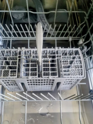 Bestickkorg Diskmaskin  -  Hel och ren i fin skick. Har suttit i diskmaskin från Bosch, men är universell.