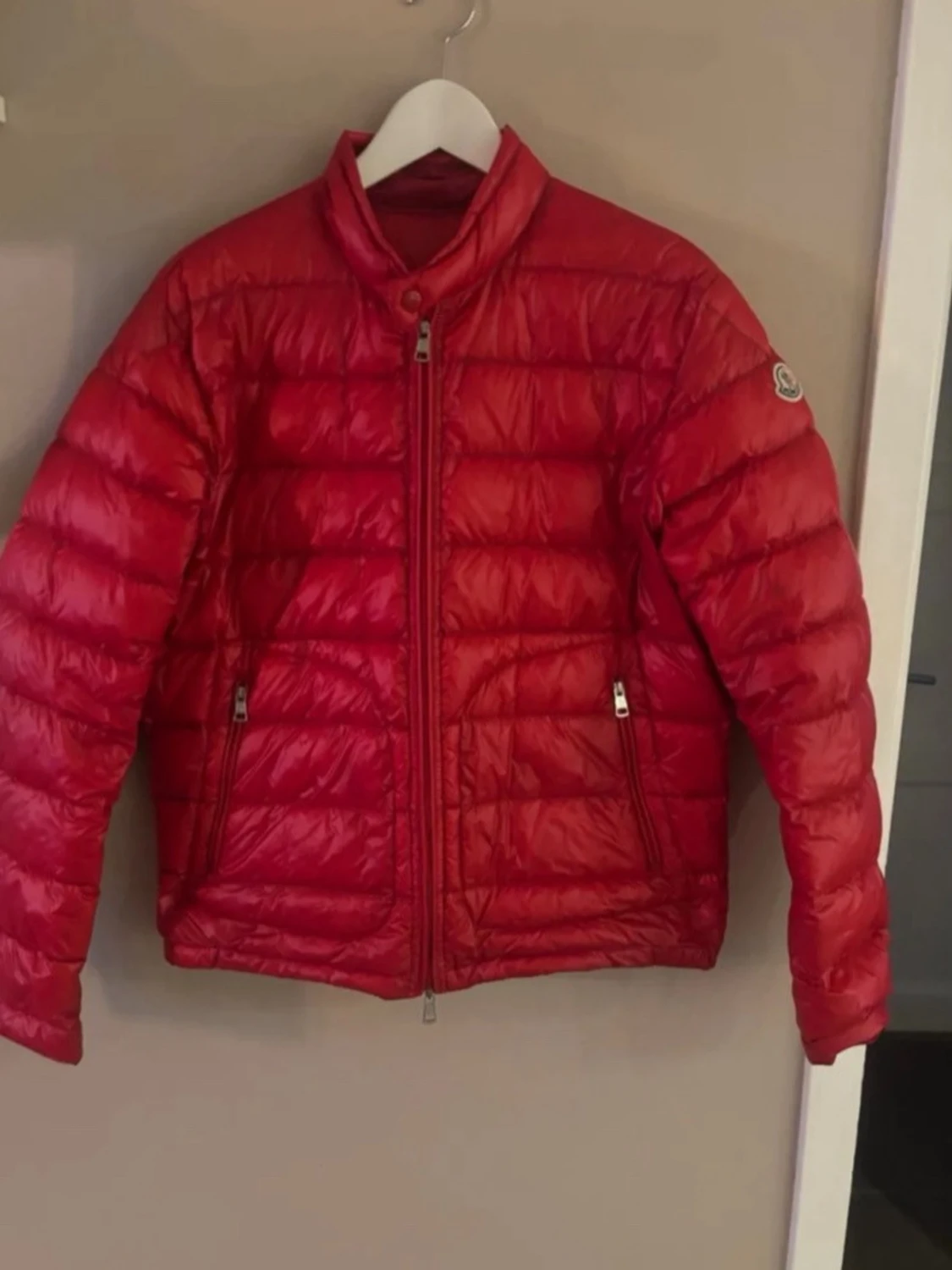 Röd dunjacka från Moncler