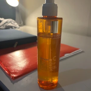 La Roche-Posay Vitamin C ansiktsrengöring - Ansiktsrengöring från la Roche posay, nästan allt kvar, använd 3 gånger. 